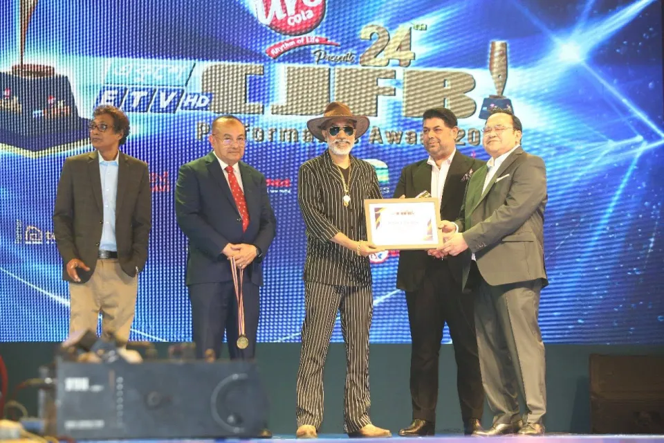 Award presentation on stage — 24th CJFB Performance Award 2025