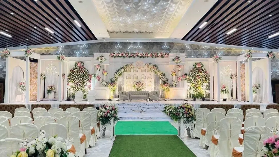 Wedding stage with floral décor and aisle seating — Wedding Event